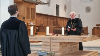 RB Piper stellt Ordinationsfragen an Pfarrer Florian Schiermeier
