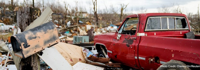 Tornadoschaden USA - Auto vor Trümmerhaufen