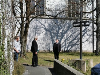 Augsburger Bischöfe vor St. Ulrich und Afra im Garten