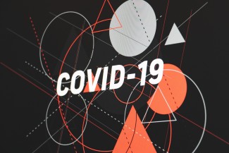 Symbole für Covid-19-Infektionen auf einem Monitor