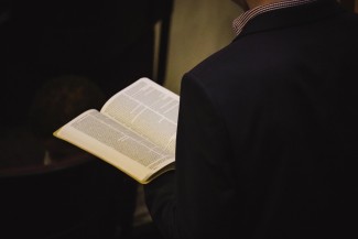 Mann liest in Bibel