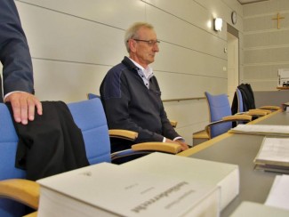 Ulrich Gampert, evangelischer Pfarrer, sitzt vor Verhandlungsbeginn auf seinem Platz. 