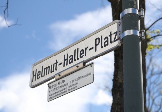 Straßenschild: Helmut-Haller-Platz