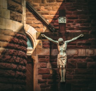 Kreuz mit Christus - vor Mauer