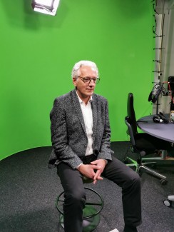 RB Piper im TV-Studio des BR vor grünem Hintergrund
